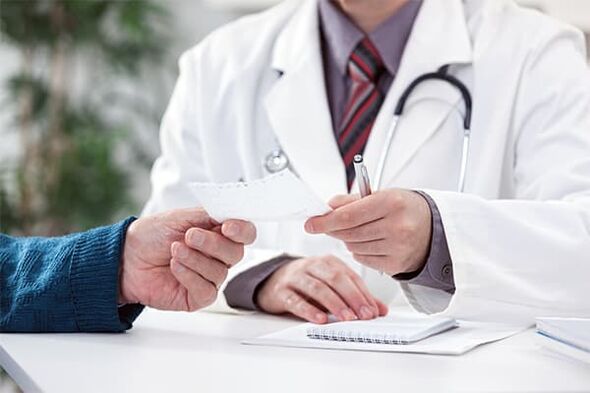 lekarz udziela porad dotyczących leczenia zapalenia gruczołu krokowego